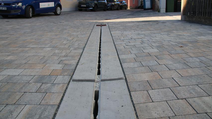 Durch die Arbeiten und die barrierefreie Gestaltung wirkt die Uhlengasse freundlich und offen. Durch die Arbeiten und die barrierefreie Gestaltung wirkt die Uhlengasse freundlich und offen.