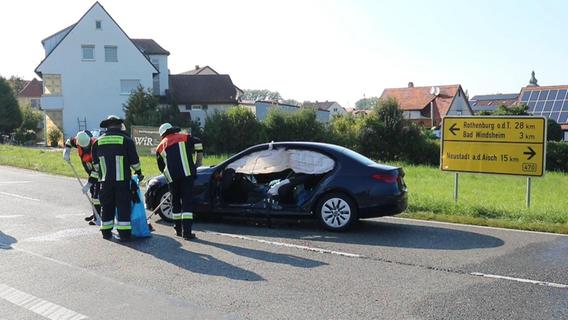 Heftiger Unfall auf B470 bei Bad Windsheim: Feuerwehr befreit drei Personen aus demoliertem Autos