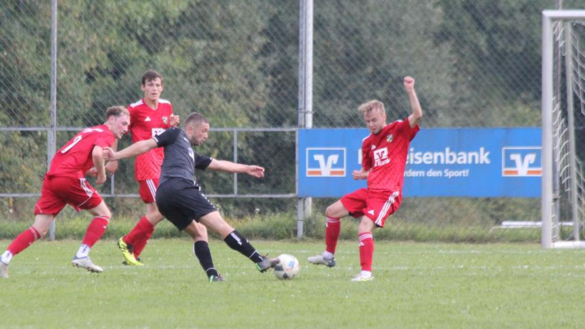 Die SG Nennslingen/Bergen (in Rot) setzte sich im Jura- und Kreisklassenderby knapp mit 3:2 gegen die SG Raitenbuch/Burgsalach durch.