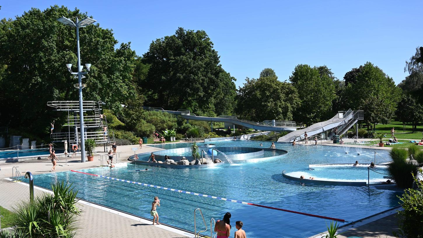 Das Rother Freizeitbad bleibt 2023 eine Woche länger offen als ursprünglich geplant. Das Rother Freizeitbad bleibt 2023 eine Woche länger offen als ursprünglich geplant.