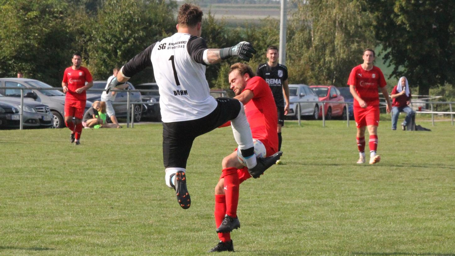 Kommt ein Torwart geflogen: Leon Böhm, der Keeper der SG Kalbensteinberg/Obererlbach, bremste in dieser Szene Thomas Brickel vom SC Ettenstatt aus. Die Felchbachtaler unterlagen zu Hause mit 1:3 und bleiben mit nur einem Punkt Vorletzter. Kommt ein Torwart geflogen: Leon Böhm, der Keeper der SG Kalbensteinberg/Obererlbach, bremste in dieser Szene Thomas Brickel vom SC Ettenstatt aus. Die Felchbachtaler unterlagen zu Hause mit 1:3 und bleiben mit nur einem Punkt Vorletzter.
