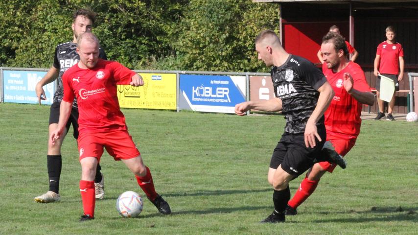 Der Ettenstatter Einsatz (links am Ball Armin Rottler) stimmte, das Ergebnis weniger. Der Ettenstatter Einsatz (links am Ball Armin Rottler) stimmte, das Ergebnis weniger.