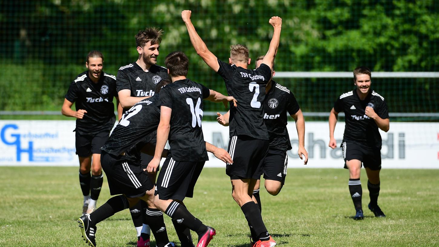 Gegen Ende der Vorsaison in der Kreisliga bejubelten die Sporcher einen Treffer von Nico Janczik (2, TSV Cadolzburg). Am Ende der Spielzeit aber ging es runter in die Kreisklasse.
