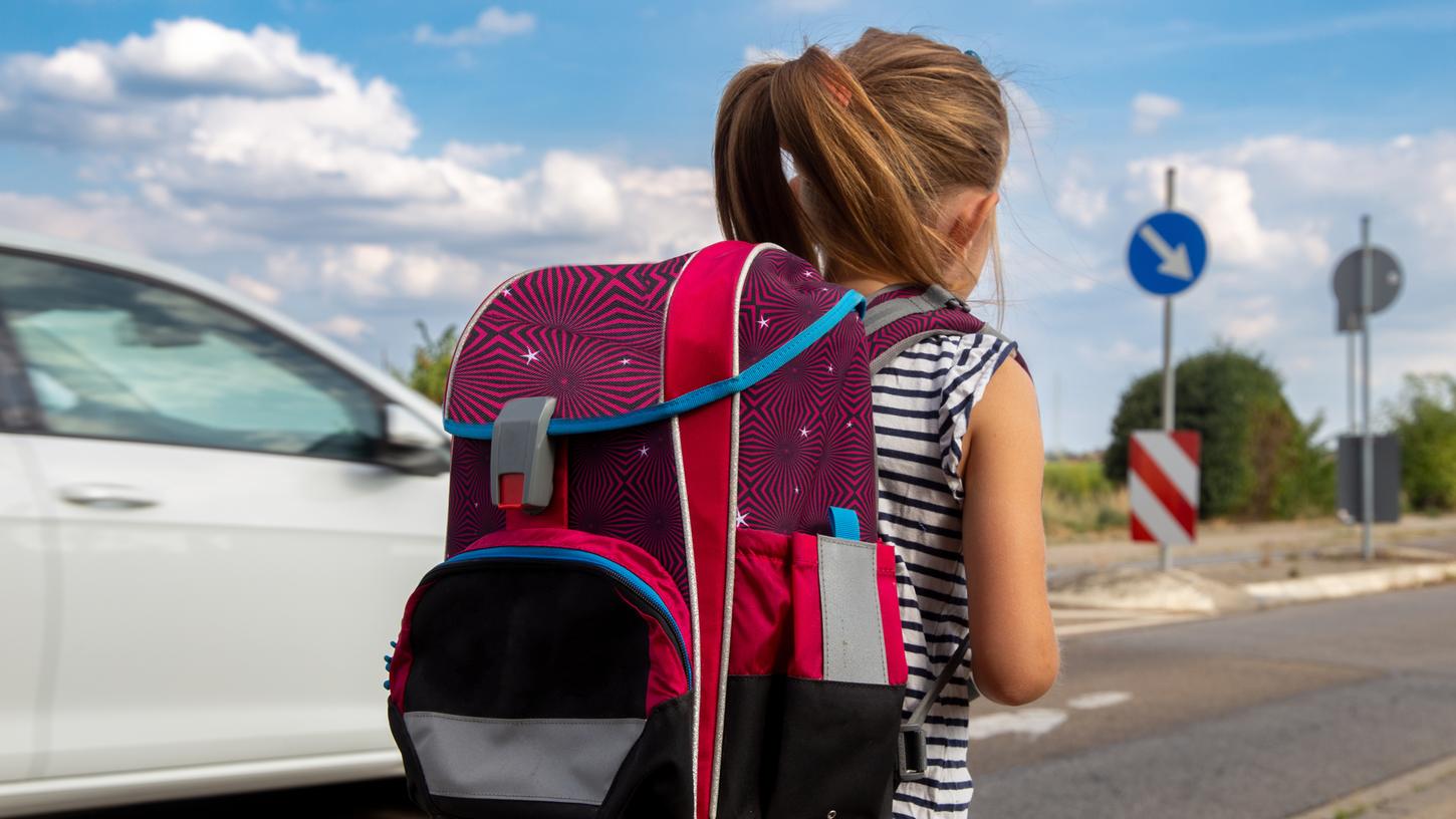 Wer einige Tipps beachtet, bringt sein Kind sicher durch den Straßenverkehr.