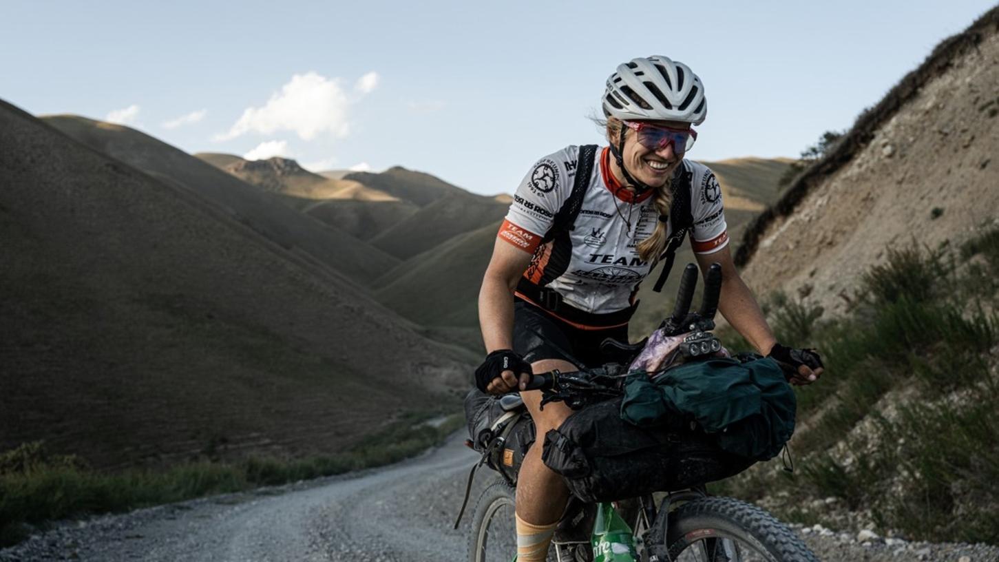 Jelena Helmreich wurde beim Silk Road Mountain Race in Kirgistan Dritte in der Damenwertung - sie kam nach über neun Tagen ins Ziel.