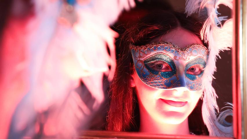 Am Samstag um 20 Uhr startet ein queerer Maskenball im Erlanger Redoutensaal. Dabei treten unter anderem Pole Dance Künstlerinnen auf und es werden Drag Shows geboten.