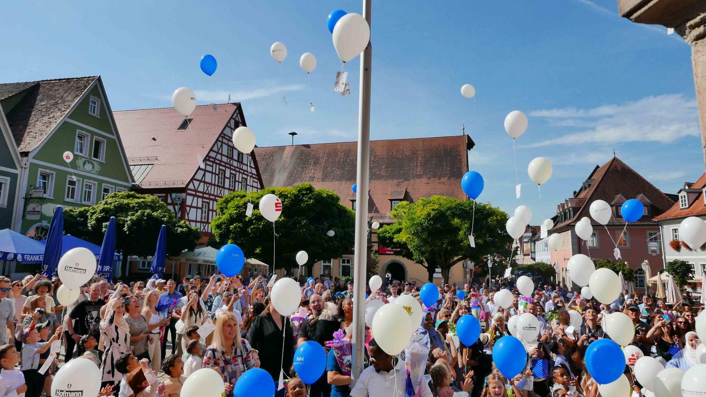 Erneut tragen Ballons die Botschaft vom Schulstart in Neustadt zu unbekannten Zielen, von denen sich die Kinder die Rückkehr ihrer Grußkarten auch in der Hoffnung auf den Preis für den weitesten Flug erhoffen.