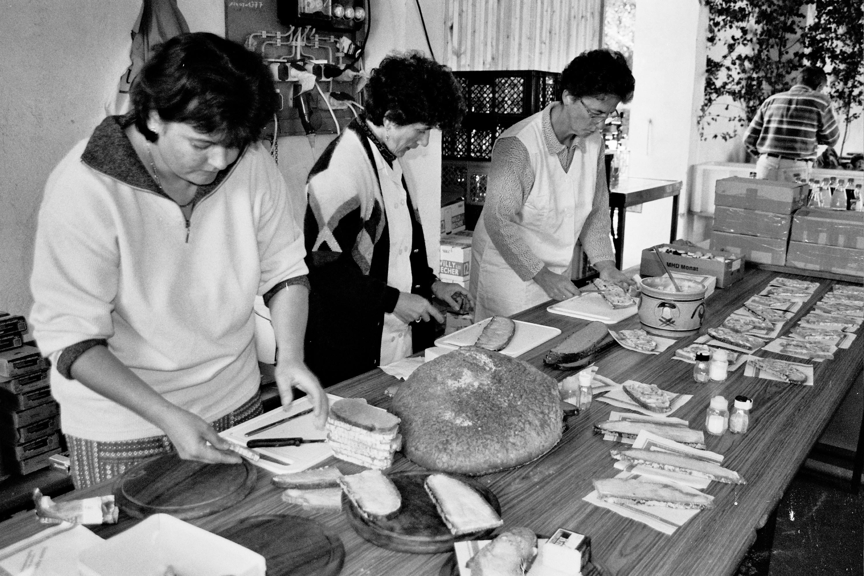 Viele fleißige Hände waren beim Brotbackfest in Leidendorf nötig um Brote schmackhaft vorzubereiten. Die Besucher fanden sich ein, um sich mit frischgebackenen Hitzplotz, belegten Broten und mit hausgemachten Kuchen zu stärken. Ein Highlight für die kleinen Besucher waren die selbst gebackenen Brote aus dem alten Backofen. Besichtigt werden konnte auch die Ortskirche St. Peter und Paul.