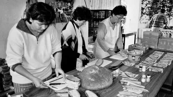 Viele fleißige Hände waren beim Brotbackfest in Leidendorf nötig um Brote schmackhaft vorzubereiten. Die Besucher fanden sich ein, um sich mit frischgebackenen Hitzplotz, belegten Broten und mit hausgemachten Kuchen zu stärken. Ein Highlight für die kleinen Besucher waren die selbst gebackenen Brote aus dem alten Backofen. Besichtigt werden konnte auch die Ortskirche St. Peter und Paul.