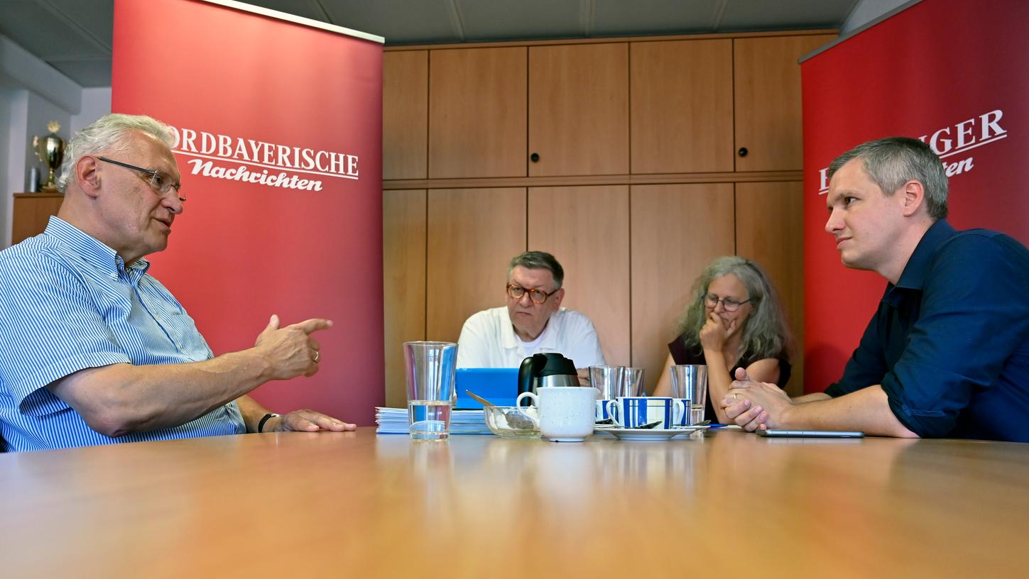  Wenige Wochen vor der Landtagswahl in Bayern luden die Erlanger Nachrichten Innenminister Joachim Herrmann von der CSU und MdL Christian Zwanziger von den Grünen zum Streitgespräch in die Redaktion ein. 