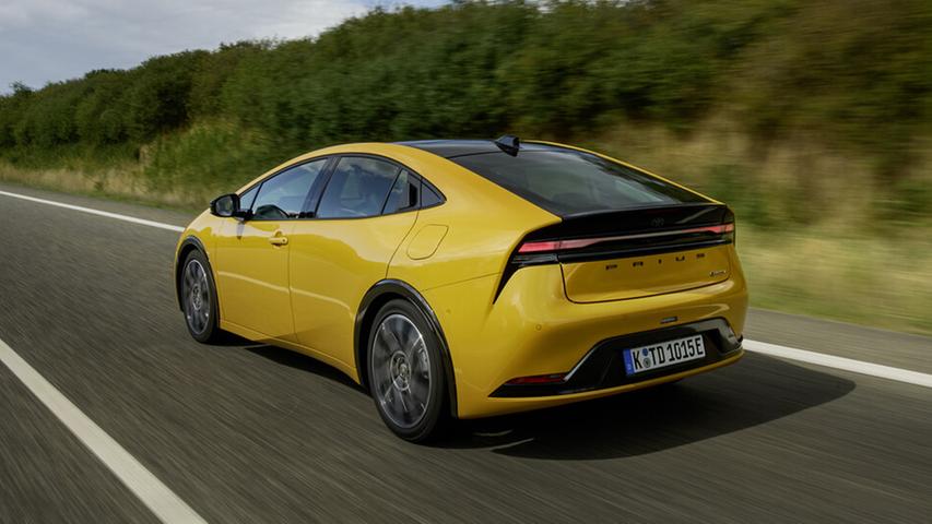 Macht sich kenntlich: Quer übers Heck zieht sich der "Prius"-Schriftzug. Macht sich kenntlich: Quer übers Heck zieht sich der "Prius"-Schriftzug.