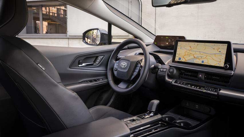 Prius-Cockpit: Zwei dem Armaturenträger aufgesetzte Bildschirme. Prius-Cockpit: Zwei dem Armaturenträger aufgesetzte Bildschirme.