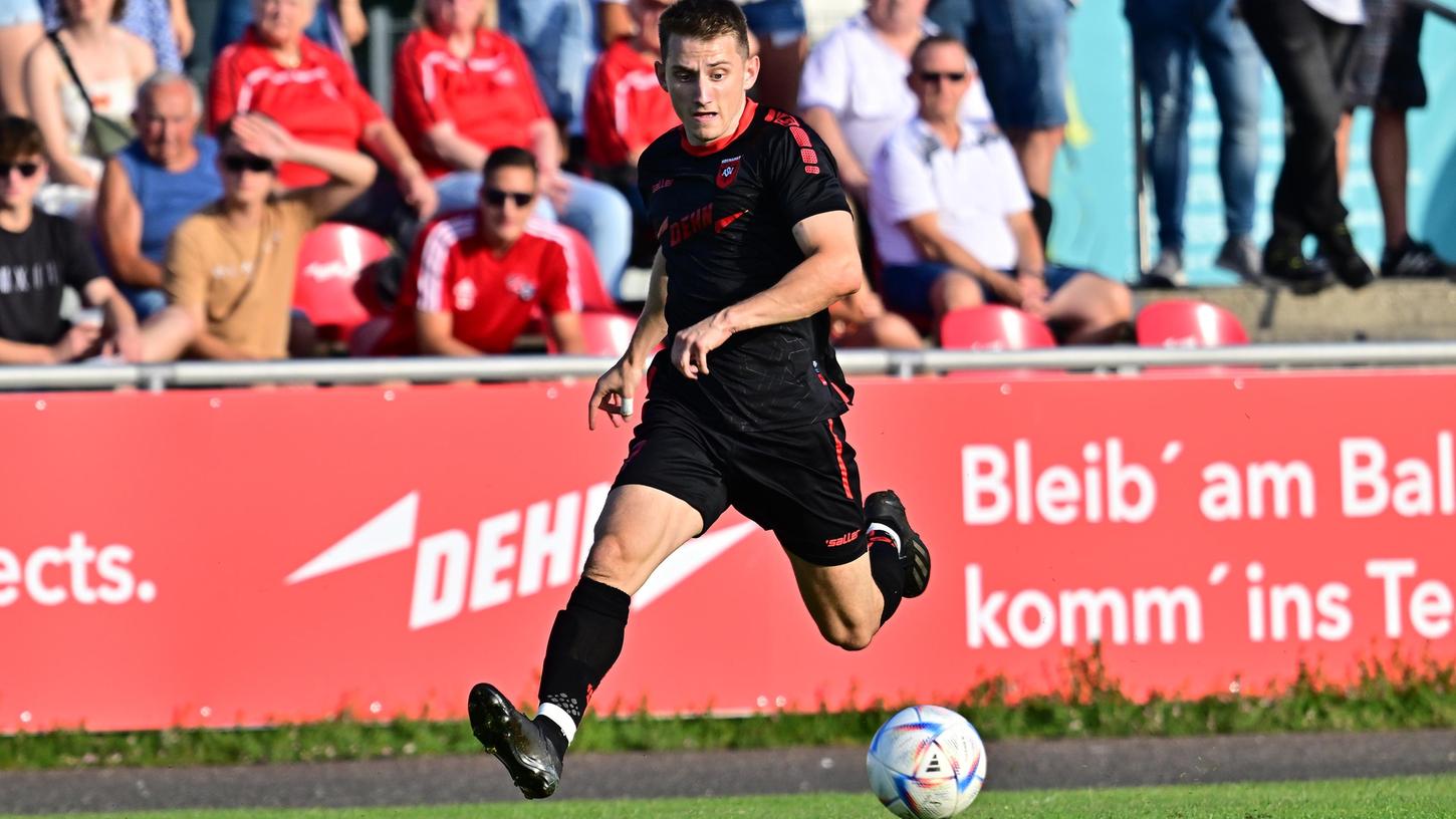 Neumarkts Flügelflitzer Selim Mjaki war nach seinem Dreierpack am Wochenende gegen Coburg auch für den SC Feucht in entscheidenden Szenen des Bayernliga-Nachholspiels nicht zu bremsen. Neumarkts Flügelflitzer Selim Mjaki war nach seinem Dreierpack am Wochenende gegen Coburg auch für den SC Feucht in entscheidenden Szenen des Bayernliga-Nachholspiels nicht zu bremsen.
