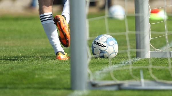 Fußball ist mein Hobby. Wenn ich Geld verdienen will, geh ich in die Arbeit. (A-Klassen-Torjäger Sebastian Zeitler vom VfB Wölbattendorf zu den Verlockungen des bezahlten Fußballs )