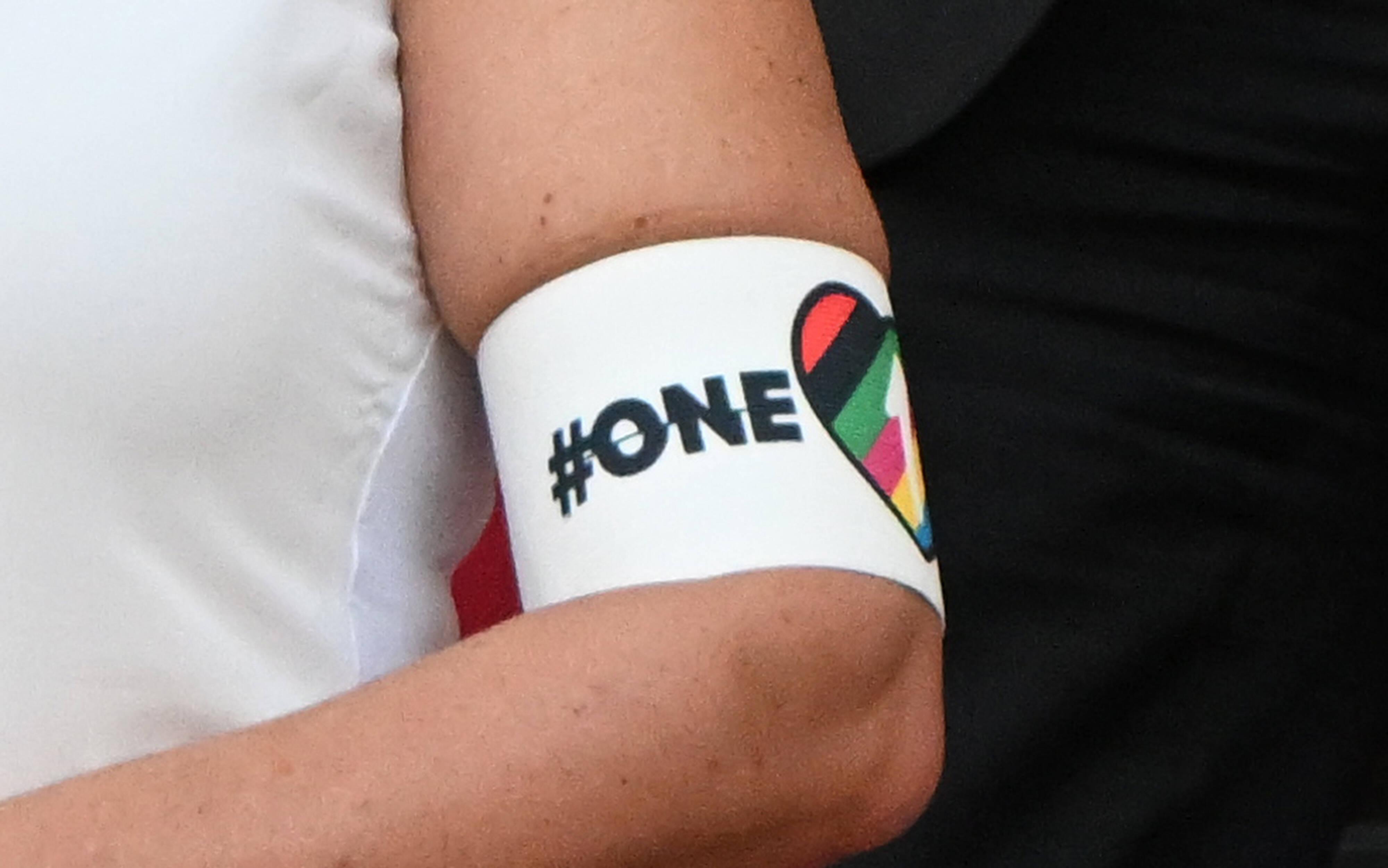 Ein Zeichen, das man nur dann setzt, wenn man dadurch keinerlei Konsequenzen zu befürchten hat, ist kein Zeichen. (ZDF-Moderator Jochen Breyer via Twitter)  