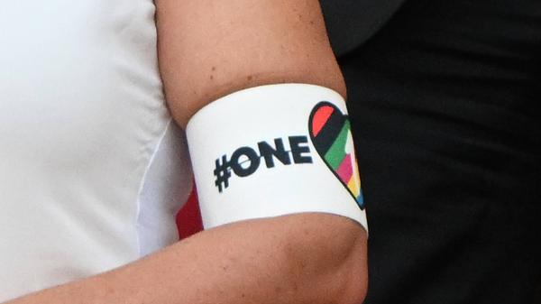 Ein Zeichen, das man nur dann setzt, wenn man dadurch keinerlei Konsequenzen zu befürchten hat, ist kein Zeichen. (ZDF-Moderator Jochen Breyer via Twitter)