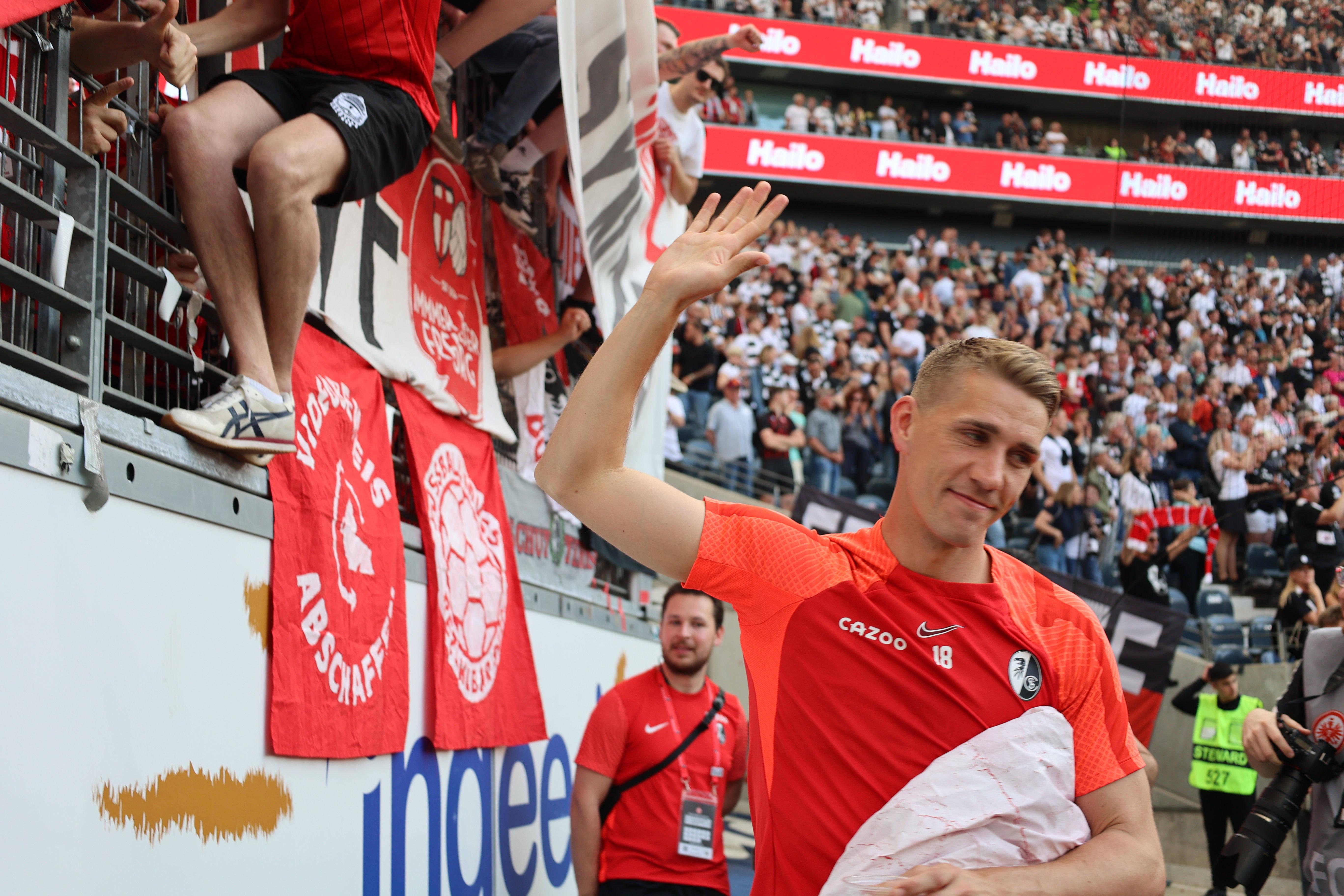 Niemand ist größer als der Verein. Aber du warst verdammt nah dran. (Transparent der Freiburger Fans beim letzten Saisonheimspiel, gerichtet an Stürmer Nils Petersen)  