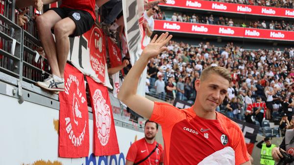 Niemand ist größer als der Verein. Aber du warst verdammt nah dran. (Transparent der Freiburger Fans beim letzten Saisonheimspiel, gerichtet an Stürmer Nils Petersen)