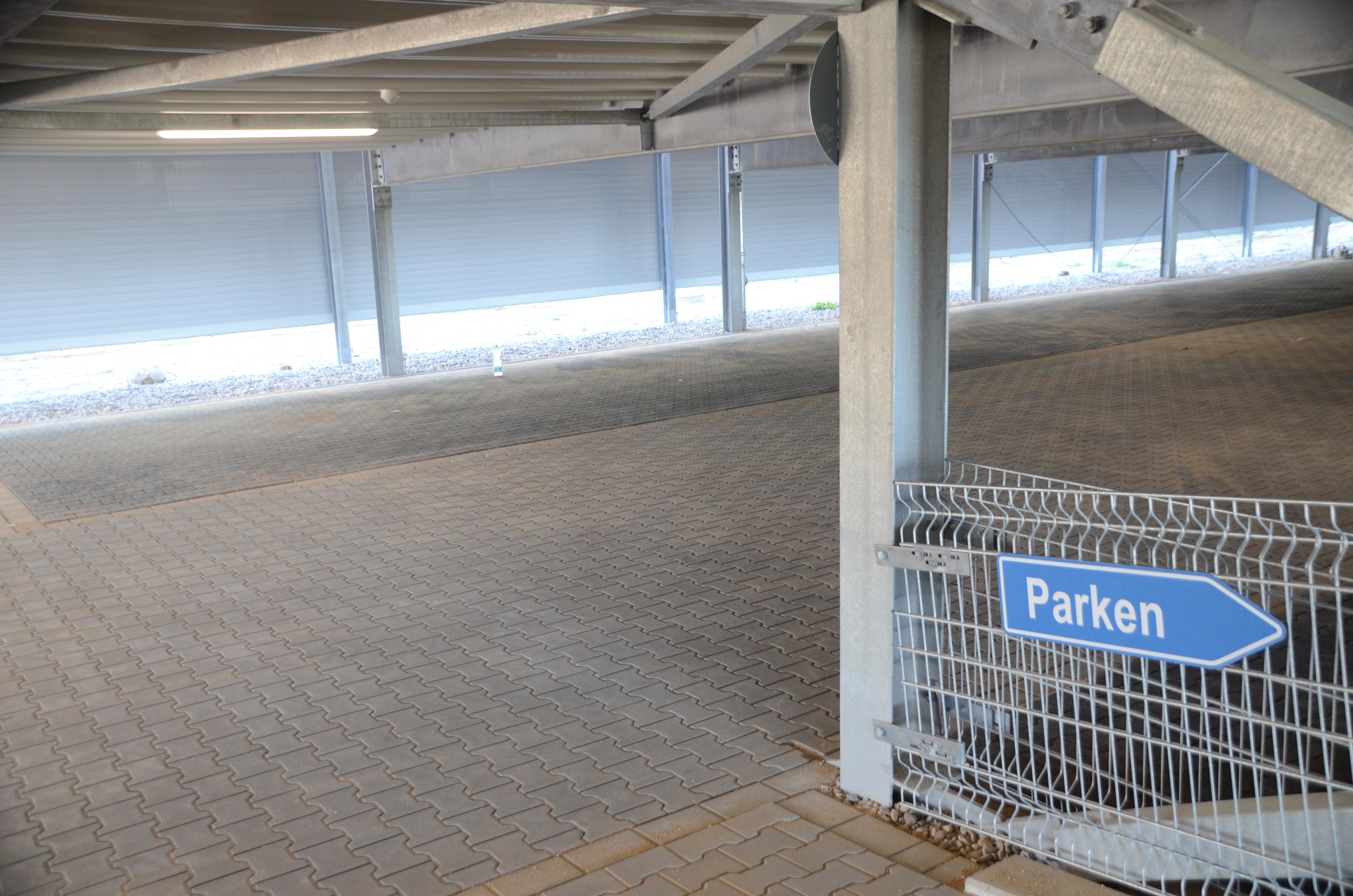 Wenn du mit zwei Mann in Überzahl bist, dann ist es in etwa so, wie, wenn du im Parkhaus mit dem Auto fährst und auf einmal sehr viel Platz ist. Dann weißt du gar nicht, welchen Parkplatz du nehmen sollst. (Knappen-Torwart Marius Müller zum Spiel gegen den 1. FC Kaiserslautern, in dem Schalke nach zwei Platzverweisen am Ende mit 11 gegen 9 spielte.)