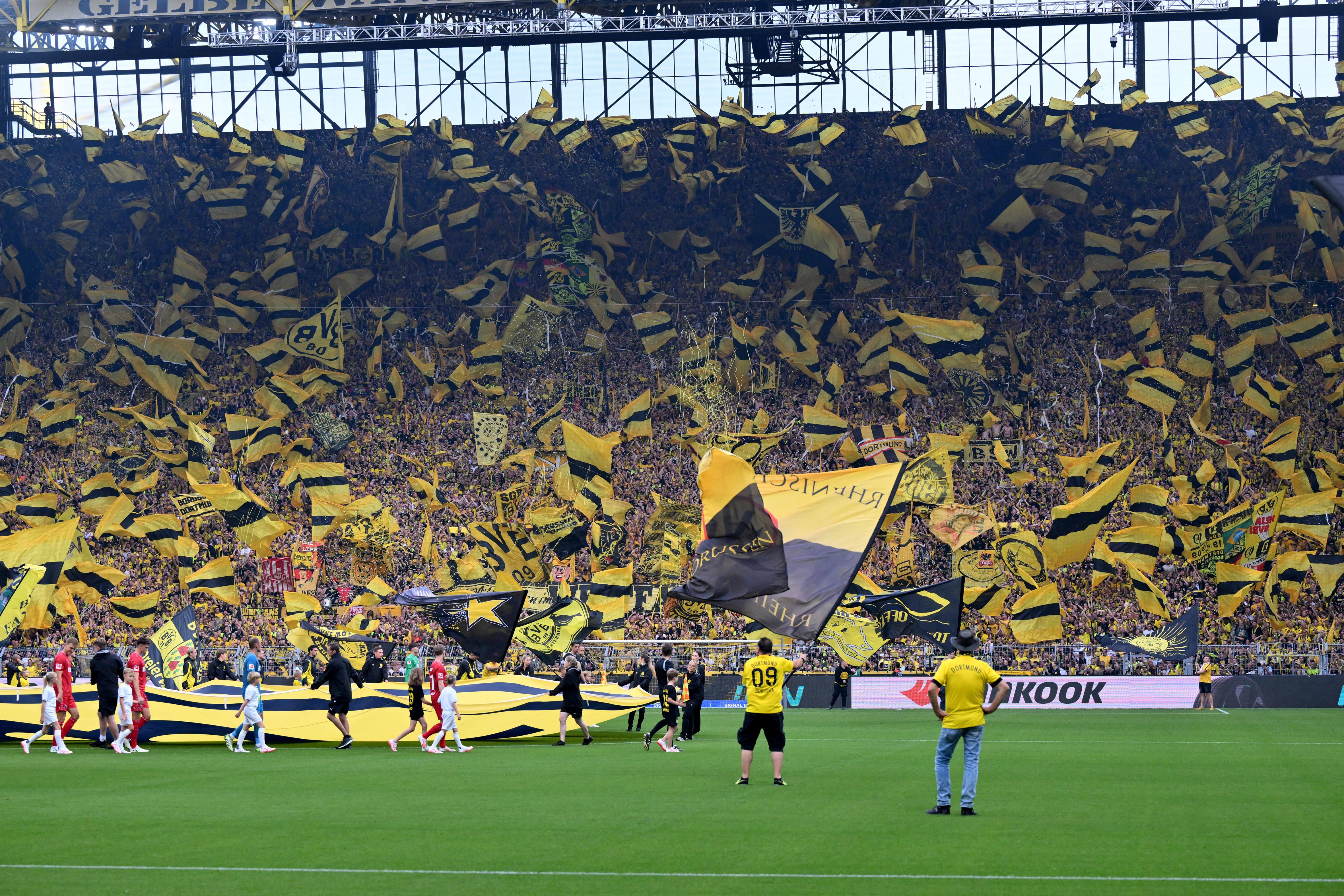 Ich bin mir sicher, dass sich die Jungs alles kaufen können, was sie wollen. Das nächste Auto. Den nächsten teuren Urlaub. Das nächste Haus. Aber was sie sich nicht kaufen können, ist dieser Moment, nächste Woche ins Stadion zu kommen. (Dortmunds Trainer Edin Terzić vor dem letzten Saisonspiel, in das der BVB als Tabellenführer ging)