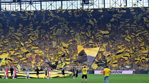 Ich bin mir sicher, dass sich die Jungs alles kaufen können, was sie wollen. Das nächste Auto. Den nächsten teuren Urlaub. Das nächste Haus. Aber was sie sich nicht kaufen können, ist dieser Moment, nächste Woche ins Stadion zu kommen. (Dortmunds Trainer Edin Terzić vor dem letzten Saisonspiel, in das der BVB als Tabellenführer ging)