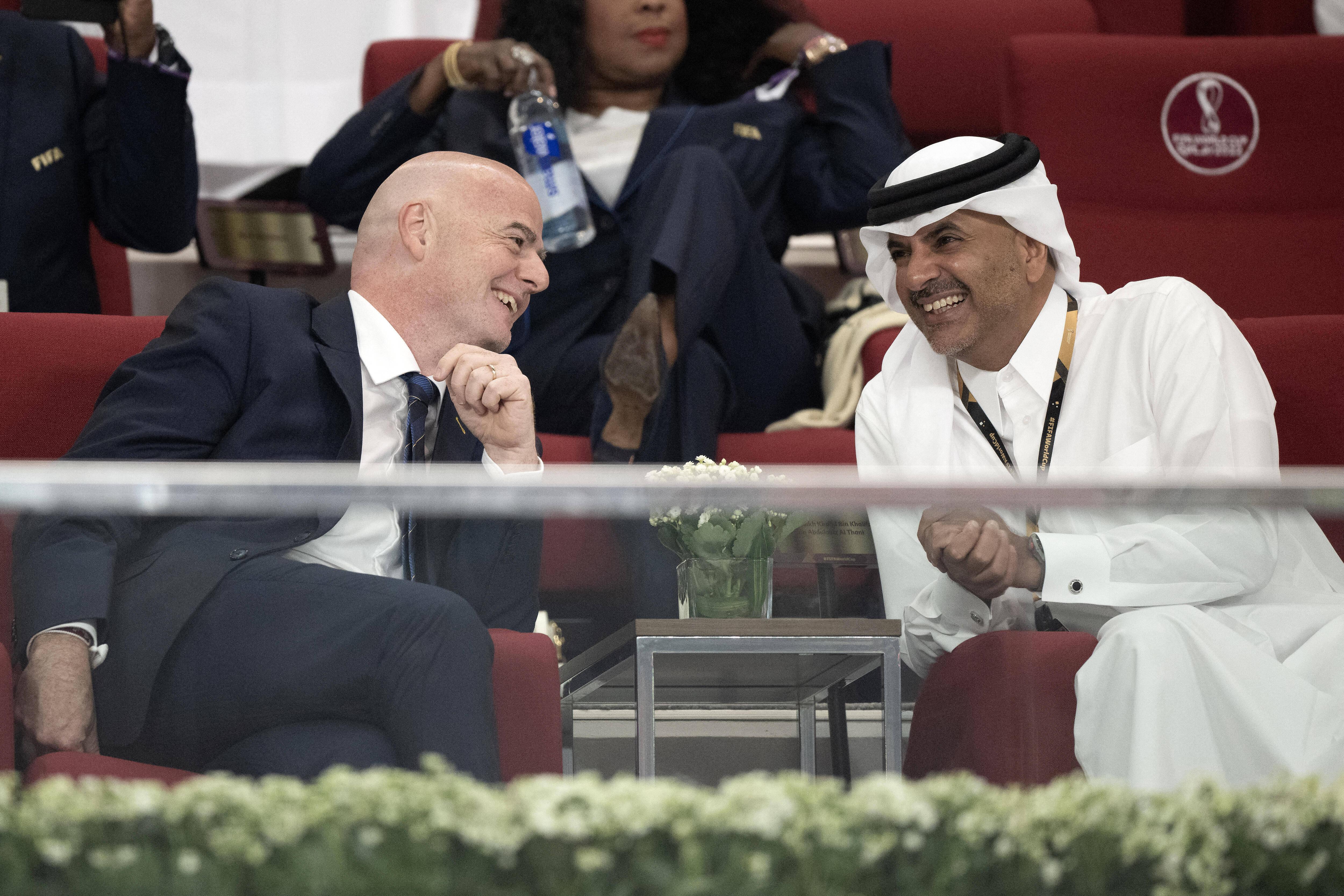 Anders als im Zirkus sitzen die Clowns auf der Tribüne. (TV-Kommentator Christian Straßburger während der Übertragung der Fußball-WM bei der Einblendung von Fifa-Präsident Gianni Infantino)  