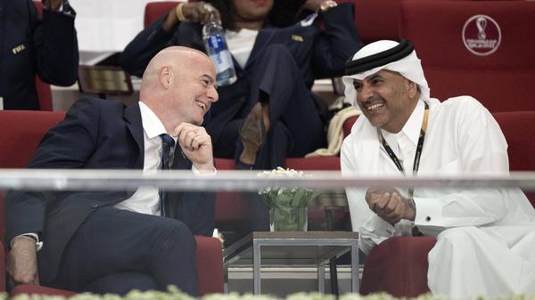 Anders als im Zirkus sitzen die Clowns auf der Tribüne. (TV-Kommentator Christian Straßburger während der Übertragung der Fußball-WM bei der Einblendung von Fifa-Präsident Gianni Infantino)