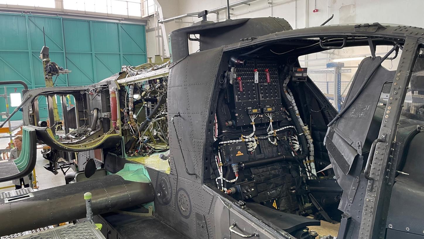 Hochmoderne Kampfhubschrauber wie dieser Apache der US-Army werden in der Hubschrauber-Werkstatt in Illesheim in seine Einzelzeile zerlegt.