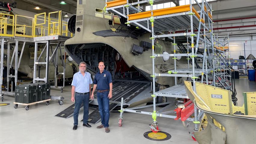 LRC-Aviation-Chef Randy Strand (rechts) und Betriebsleiter Karl Brand vor einem Chinook. LRC-Aviation-Chef Randy Strand (rechts) und Betriebsleiter Karl Brand vor einem Chinook.
