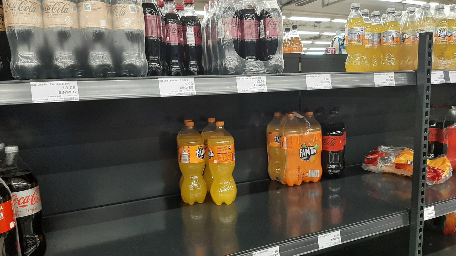 In einem Supermarkt fehlen Softdrinks, weil in Logistikzentren gestreikt wird. 