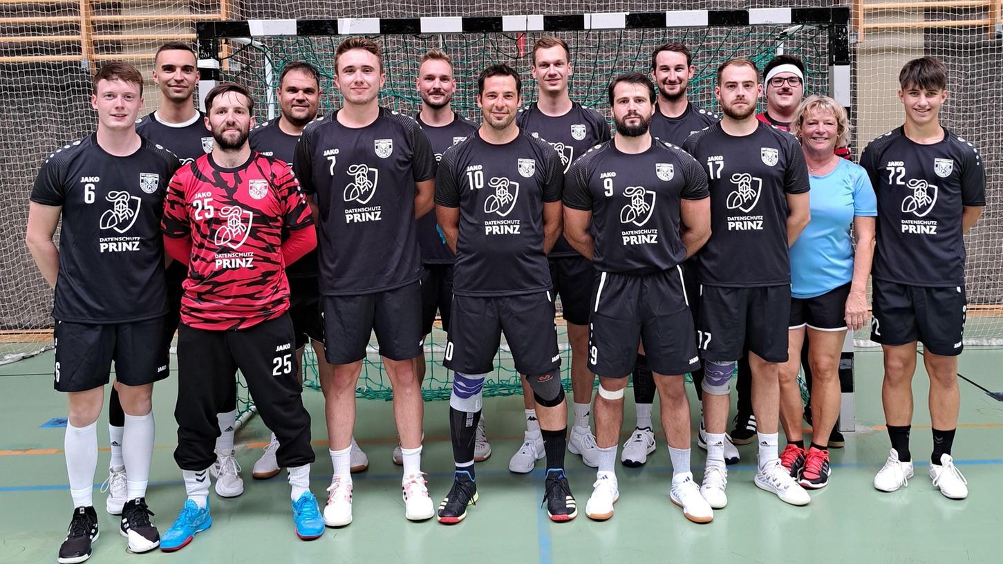 Gruppenbild vor dem Saisonstart in der Bezirksoberliga. Weißenburgs Handballer mit Neuzugang Florian Beierlein (hinten, Vierter von links). Gruppenbild vor dem Saisonstart in der Bezirksoberliga. Weißenburgs Handballer mit Neuzugang Florian Beierlein (hinten, Vierter von links).