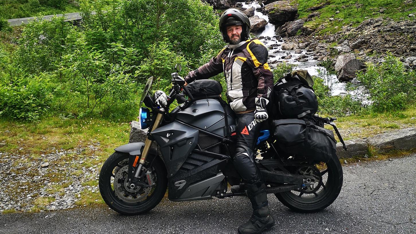 Florian Heiberger auf seiner Energica-Maschine am Trollstigen Pass in Norwegen.