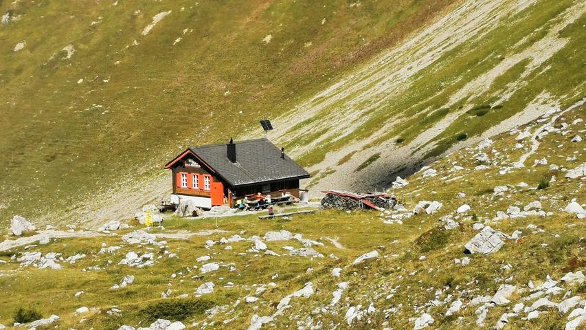 Die schlichte "Chanmona d'Ela", die Ela-Hütte, hat 26 einfache Schlafplätze. Auch Kletter-Profis, die auf die Dolomitgipfel des Tinzerhorns (3172 Meter) oder des Piz Ela (3339 Meter) wollen, nutzen die Herberge als Basis. Ausführlicher Artikel auf nn.de/leben/reisen