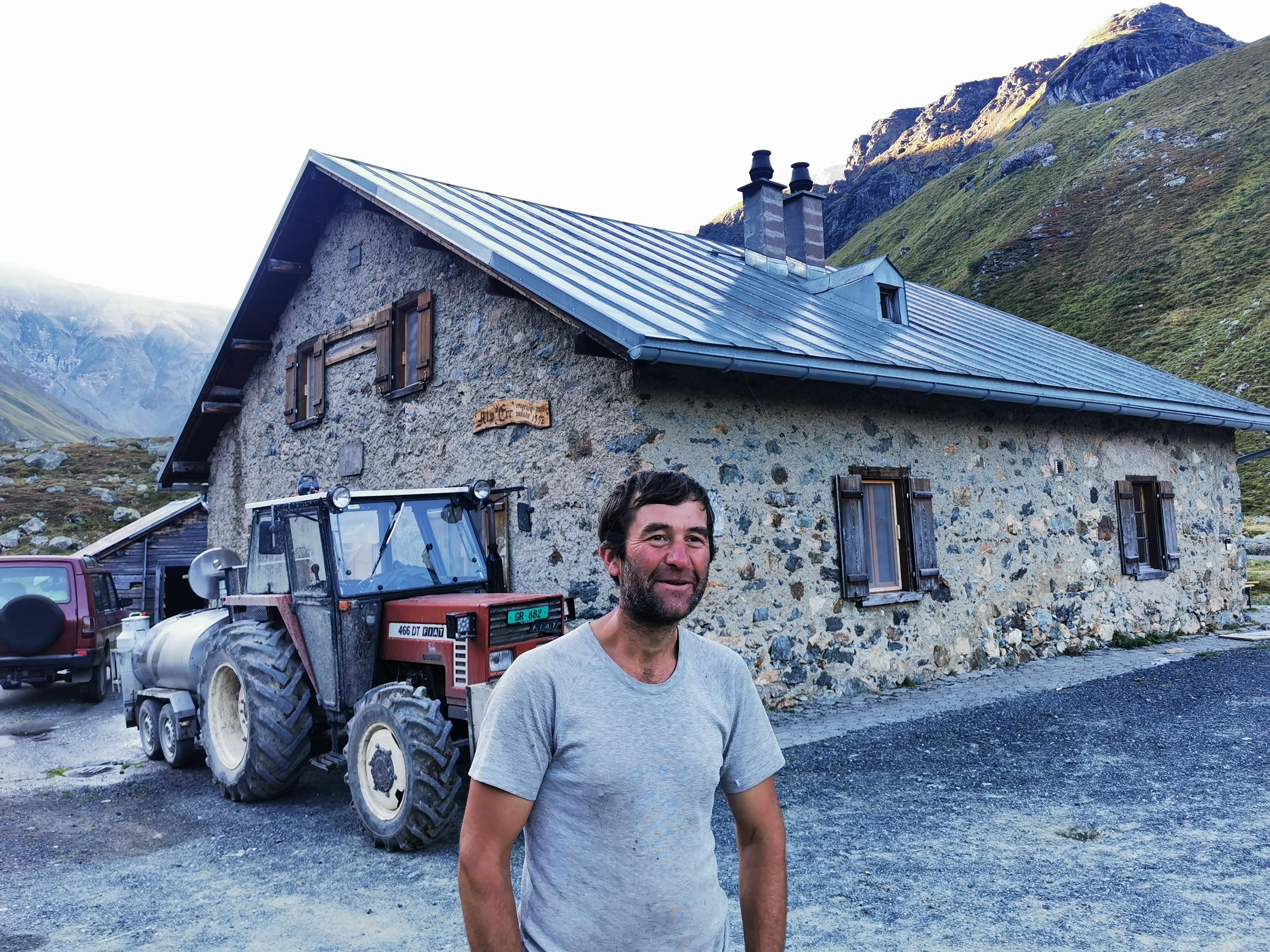 Armin Pilser ist einer der Senn-Hirten, die in den Sommermonaten die Alp d'Err bewirtschaften. Die Bio-Alm dient als nagelneue Unterkunft für Wanderer. Ausführlicher Artikel auf nn.de/leben/reisen