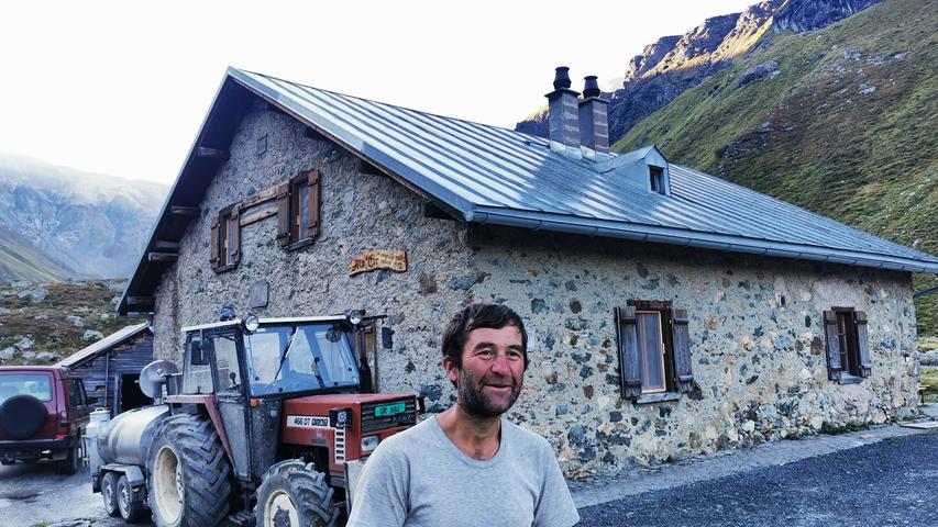 Armin Pilser ist einer der Senn-Hirten, die in den Sommermonaten die Alp d'Err bewirtschaften. Die Bio-Alm dient als nagelneue Unterkunft für Wanderer. Ausführlicher Artikel auf nn.de/leben/reisen