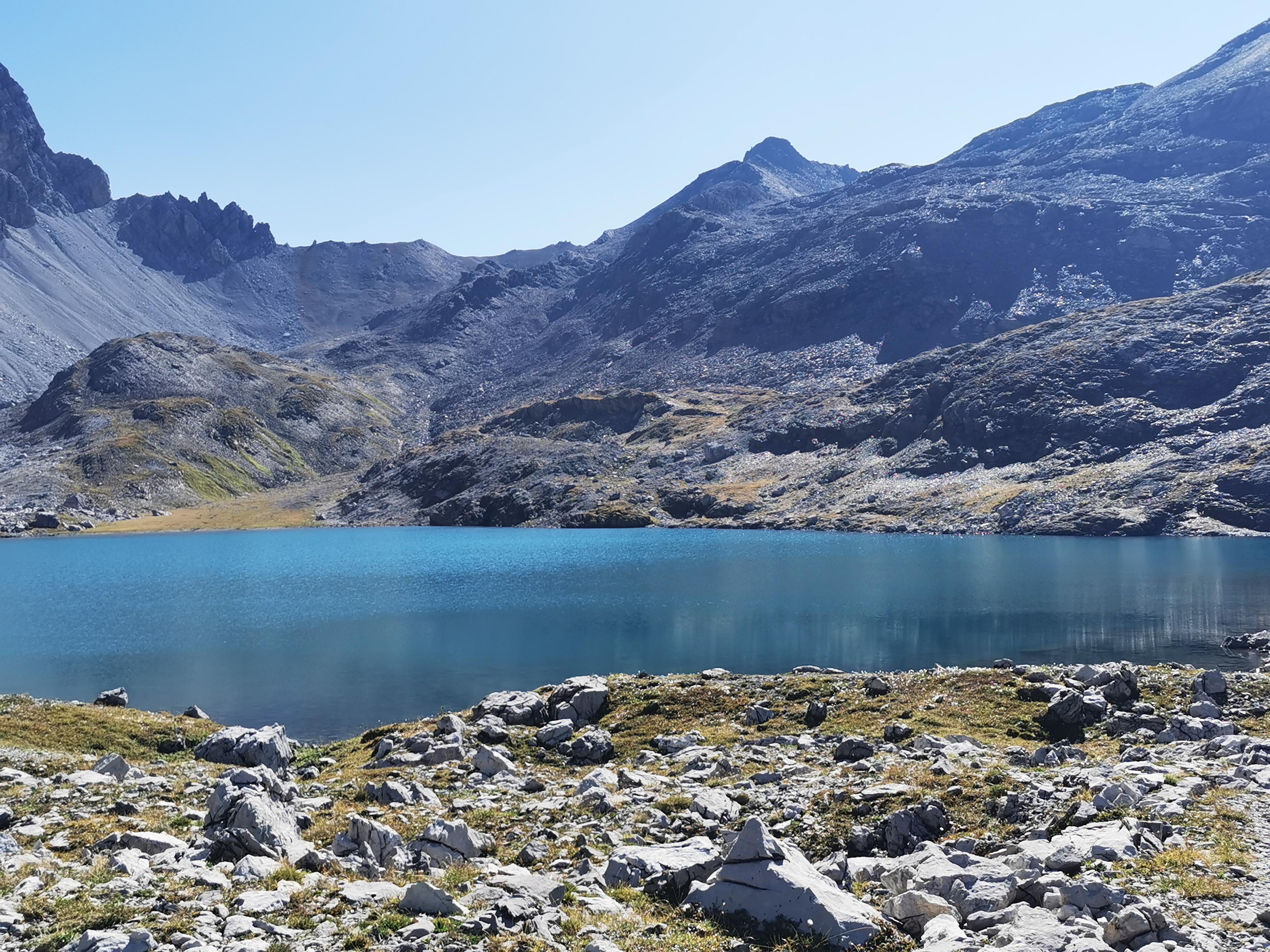 Was ist erfrischender, als nach einem schweißtreibenden Aufstieg in diesen Bergsee unterhalb des Piz-Ela-Massivs zu tauchen? Auführlicher Artikel auf nn.de/leben/reisen