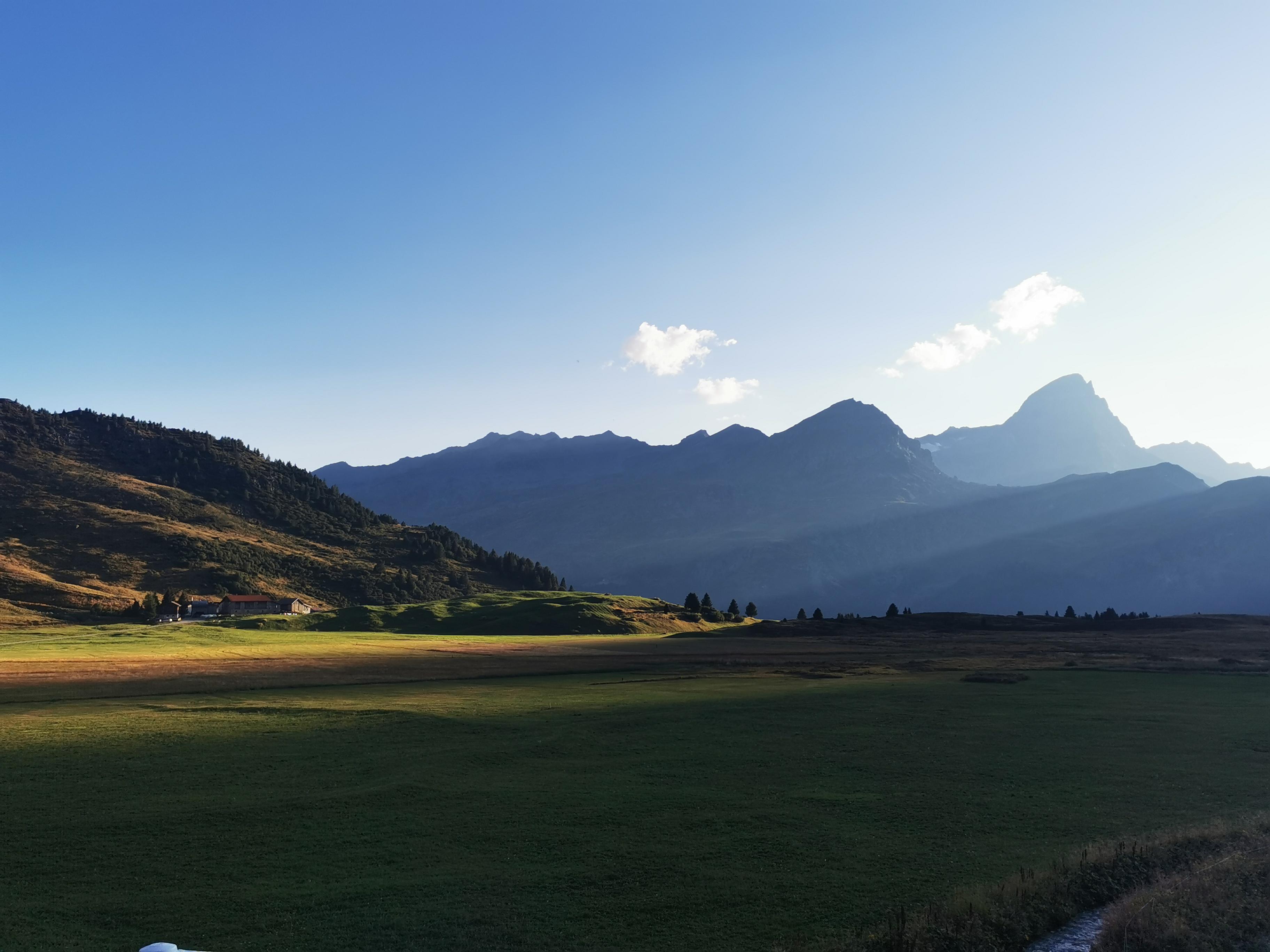 Die Hochebene der Alp Flix über Savognin im morgendlichen Licht.