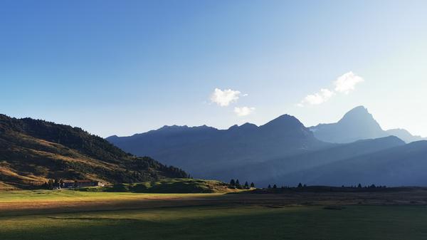 Die Hochebene der Alp Flix über Savognin im morgendlichen Licht.