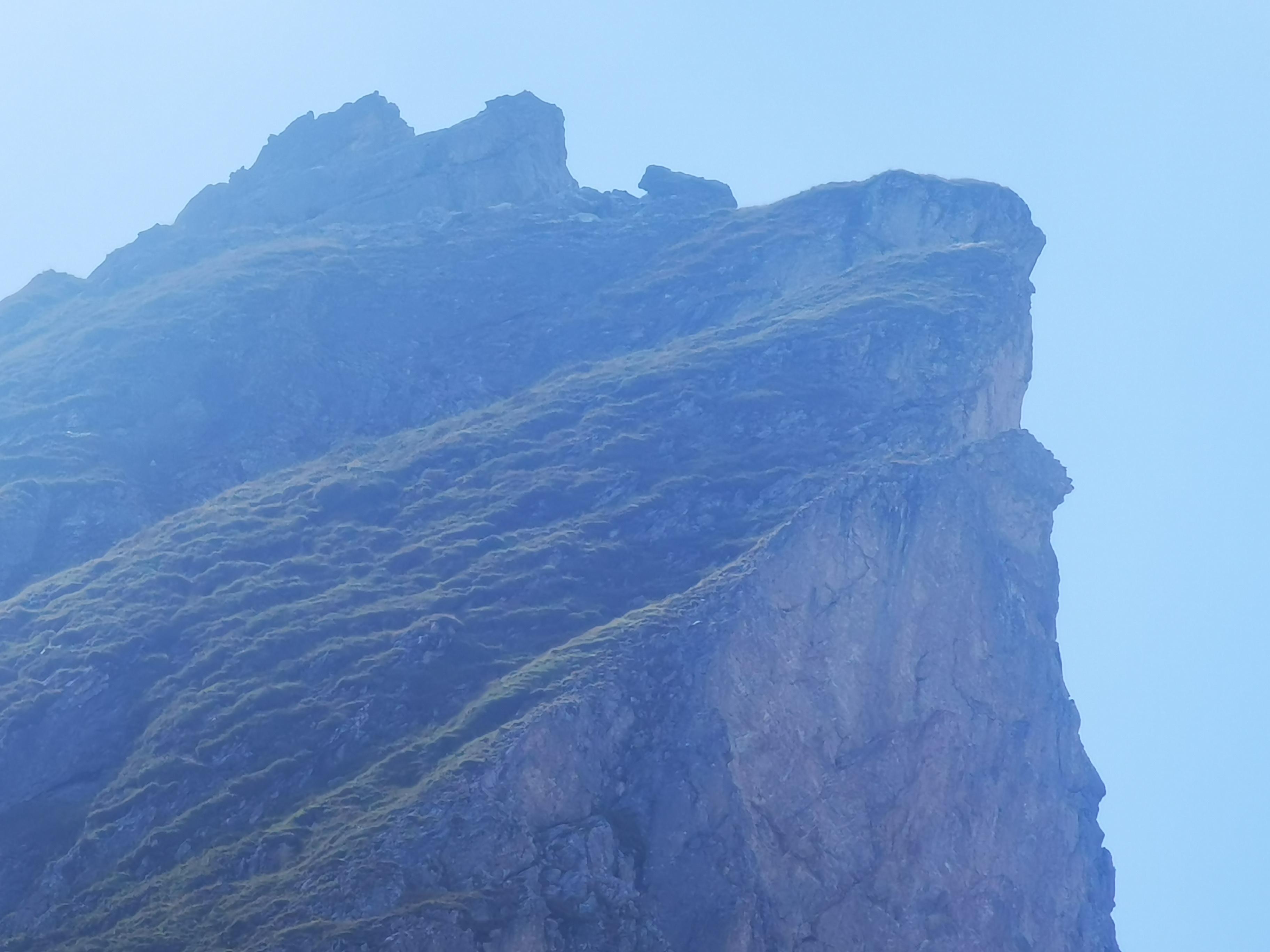 Das Berglicht lässt einen Felsen zwischen dem Ela-Grat und Preda in der Form einer Kuh erscheinen. Ausführlicher Artikel auf nn.de/leben/reisen