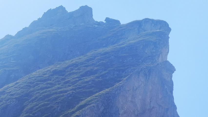 Das Berglicht lässt einen Felsen zwischen dem Ela-Grat und Preda in der Form einer Kuh erscheinen. Ausführlicher Artikel auf nn.de/leben/reisen
