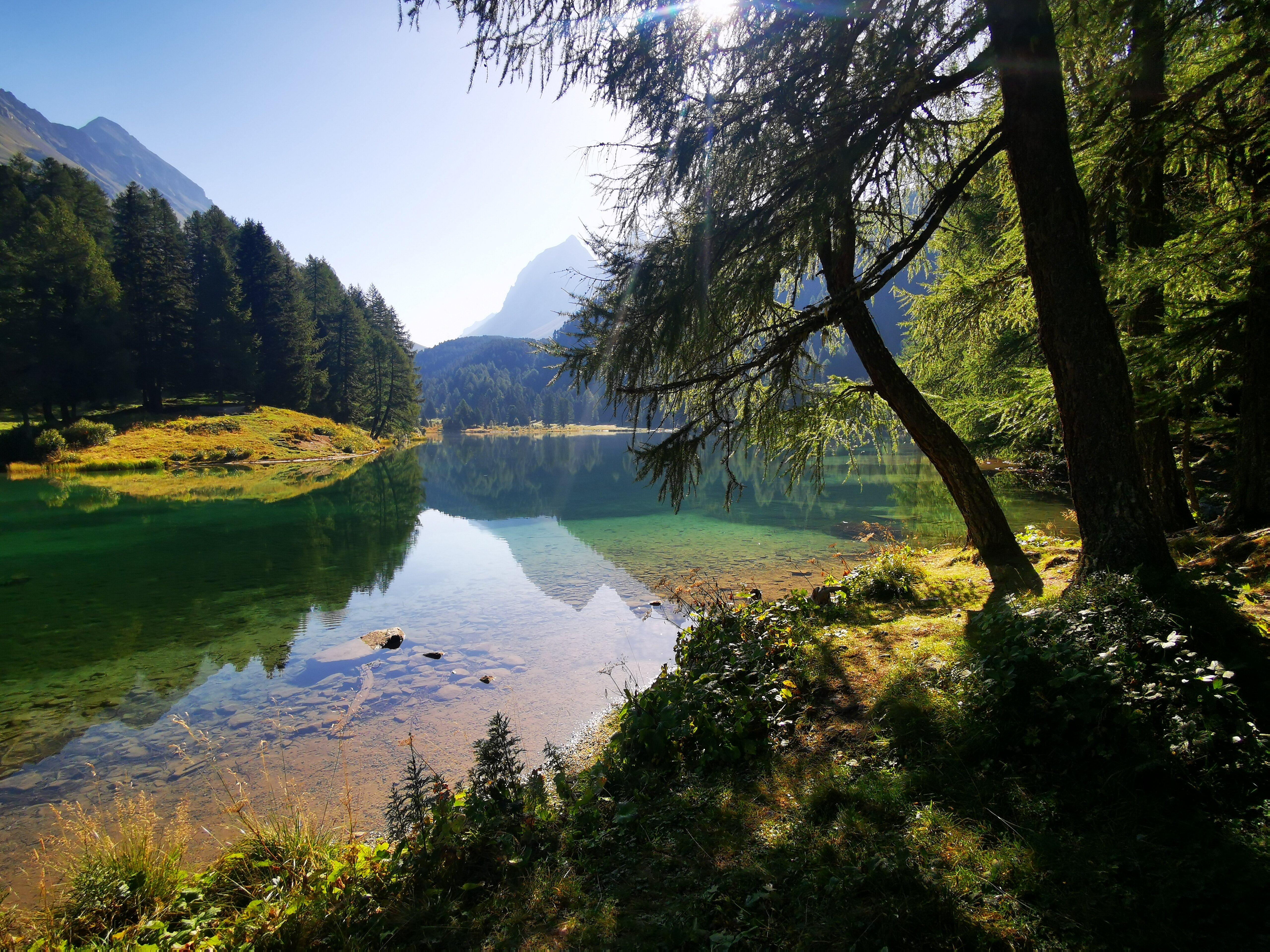 Im See am Albula-Pass bei Preda spiegelt sich das Tal.