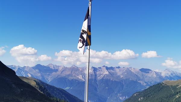 Talblick von der Ela-Hütte auf die Ortschaft Filisur unten im Tal.