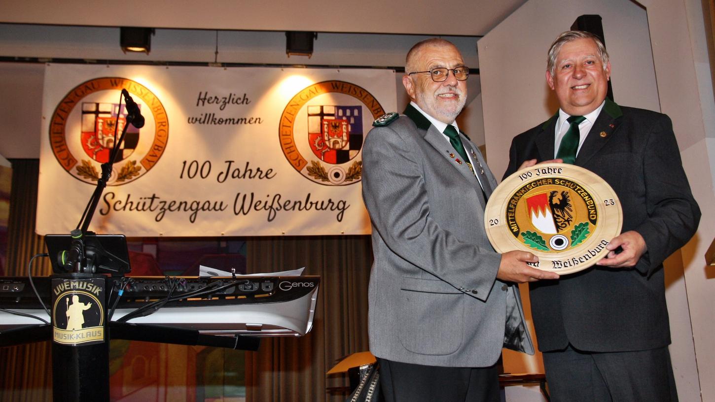 Die Ehrenscheibe zum 100-jährigen Gaujubiläum konnte Gauschützenmeister Klaus Kemmelmeier (links) aus den Händen von Bezirksschützenmeister Gerold Ziegler in Empfang nehmen.