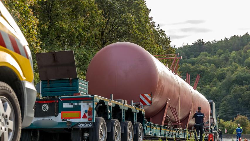 24 Meter langer Tank verrutscht: Schwertransport sorgt für Vollsperrung