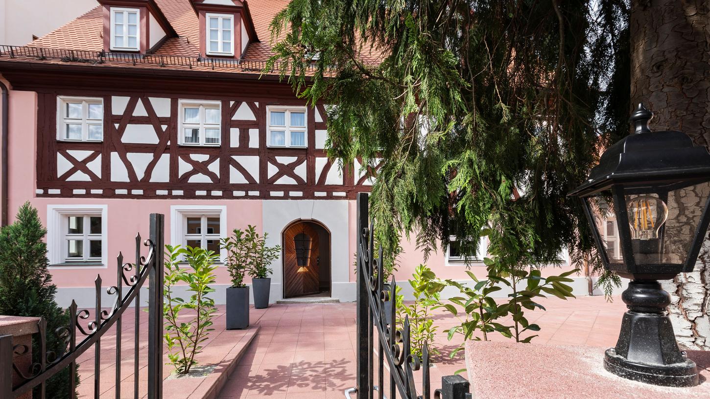 Das Hotel Aston's in Röthenbach gibt es seit 2019, das Gebäude stammt aus dem 15. Jahrhundert. Nun zieht in den Restaurant-Bereich das „Kulinarium“ ein.