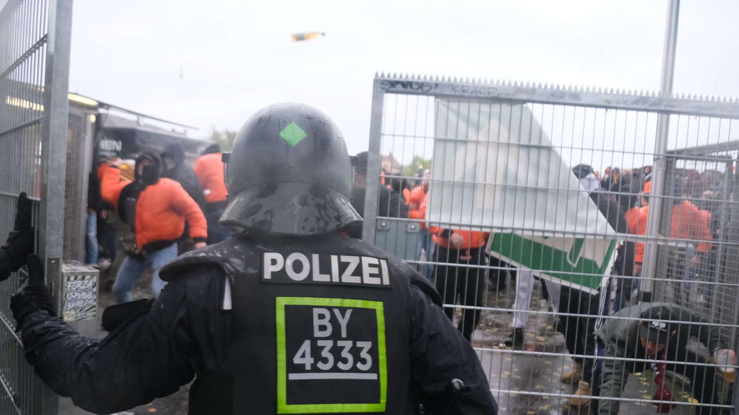 Polizisten wurden mit Flaschen, Bierkästen und Gullydeckeln beworfen.