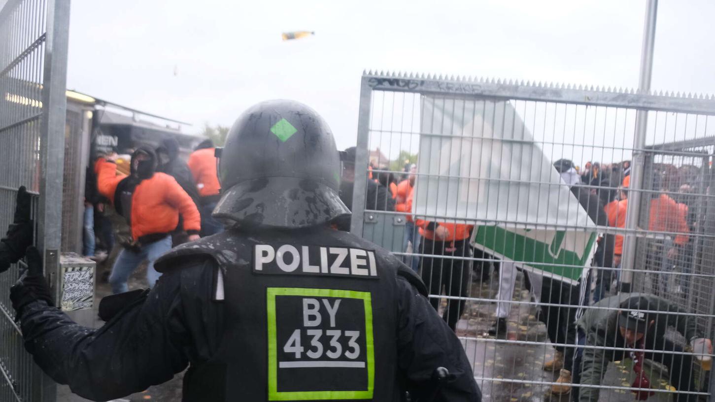 Polizisten wurden mit Flaschen, Bierkästen und Gullydeckeln beworfen. Polizisten wurden mit Flaschen, Bierkästen und Gullydeckeln beworfen.