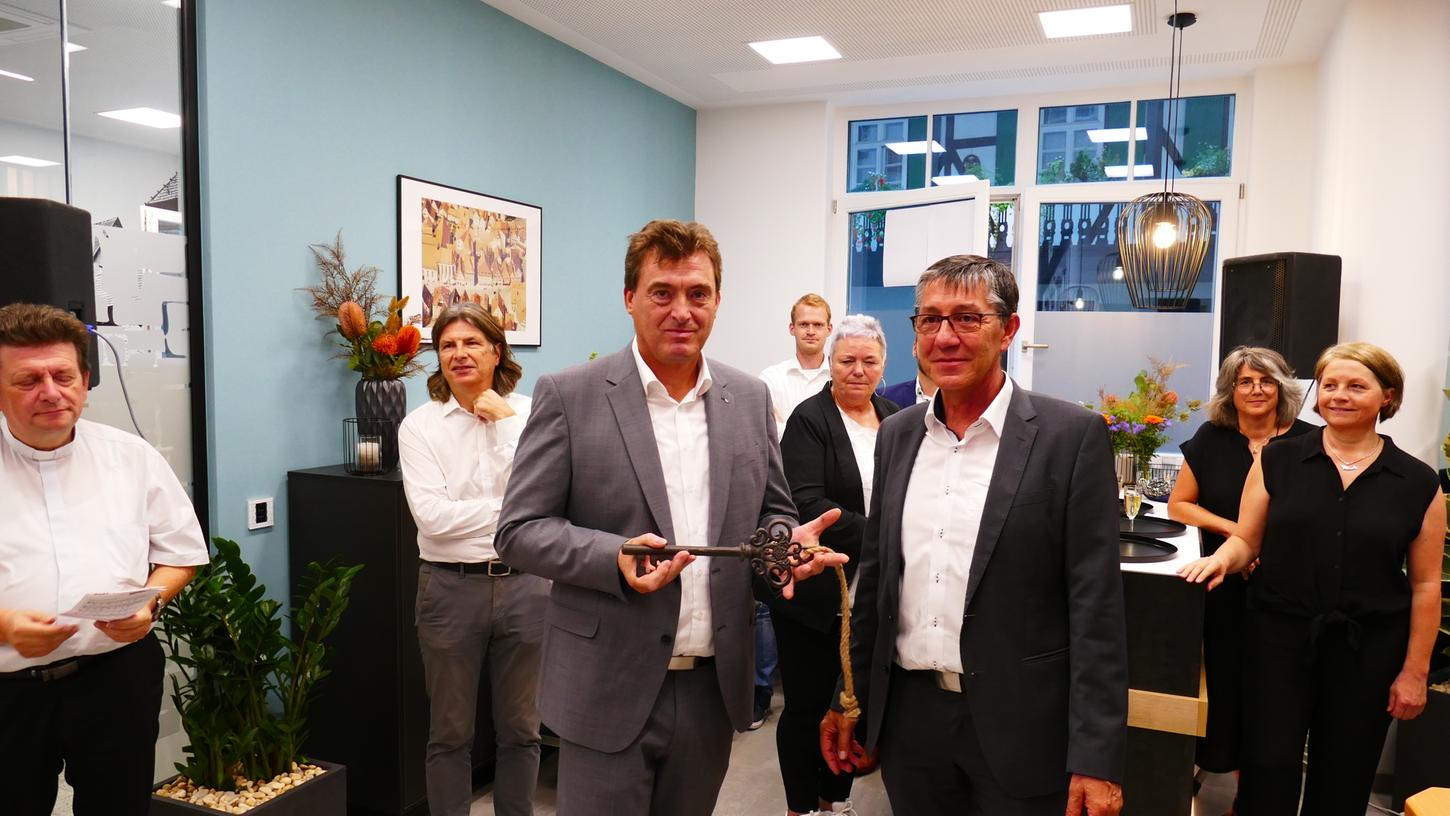 Schlüsselübergabe: Achim Kaufmann, Geschäftsführer der plancor GmbH, überreichte den symbolischen Schlüssel an Geschäftsstellenleiter Jürgen Kraft (links).  