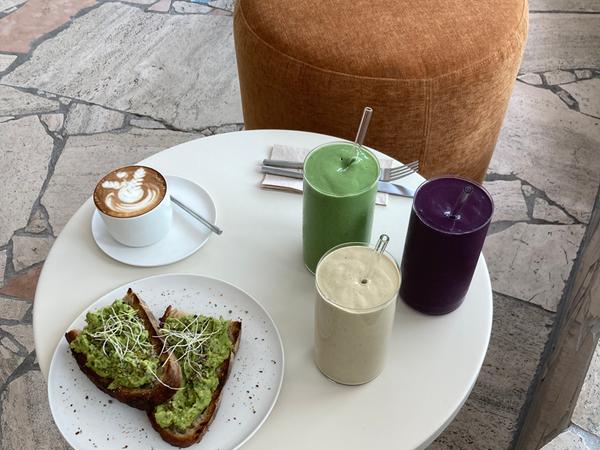 Leckere Smoothies und Avocadobrot im Blond. Leckere Smoothies und Avocadobrot im Blond.