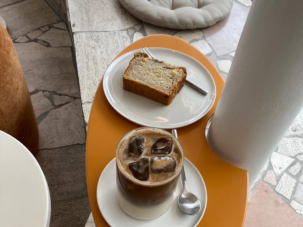 Kaffee und Bananenbrot. Kaffee und Bananenbrot.